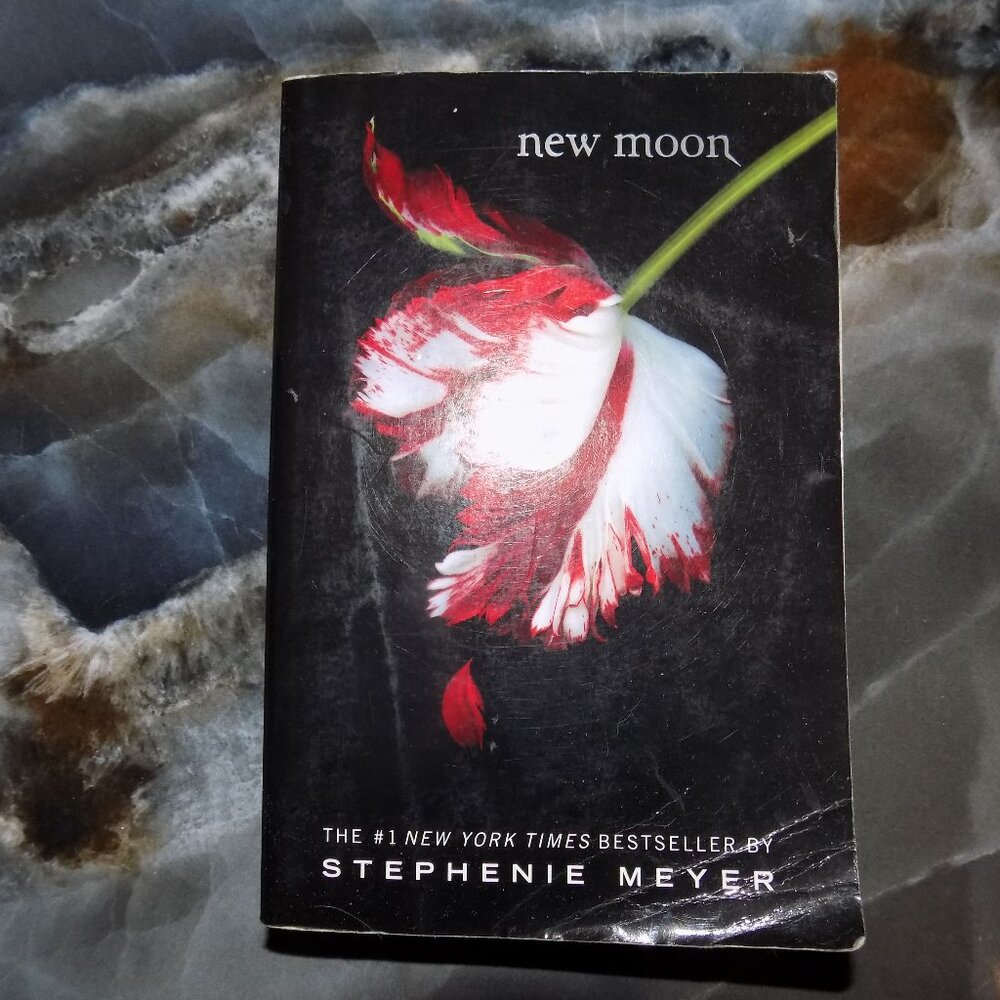 New Moon (The Twilight Saga) by Stephenie Meyer